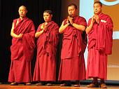 06 I monaci recitano la preghiera di pace